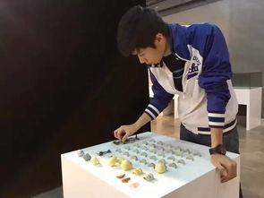 吃瓜群众过年围观,热闹非凡的街头百态