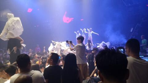 酒吧蹦迪现场吃瓜群众